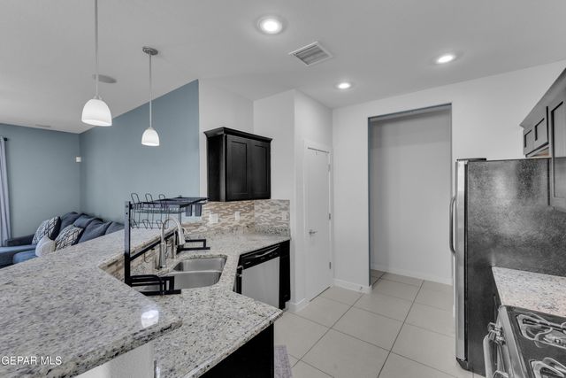 421 S HALSTEAD Drive, Horizon City, TX 79928
