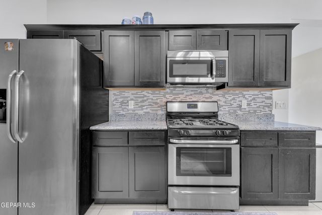 421 S HALSTEAD Drive, Horizon City, TX 79928