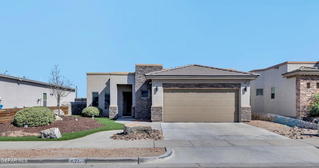 421 S HALSTEAD Drive, Horizon City, TX 79928