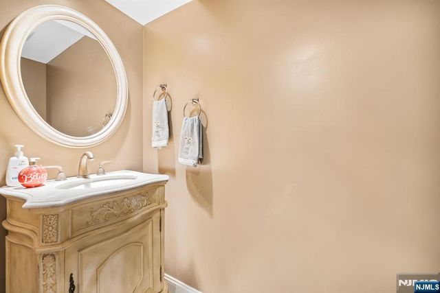 826 Georgetown Drive, Ramsey, NJ 07446