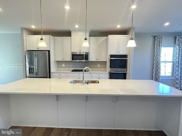 42589 BURBANK TER, Sterling, VA 20166