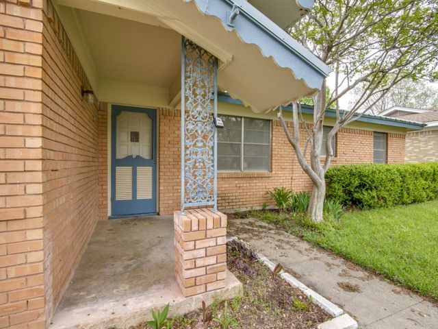 420 Vicki Place, Hurst, TX 76053