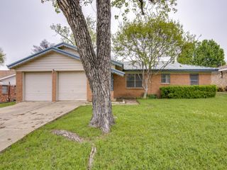 420 Vicki Place, Hurst, TX 76053