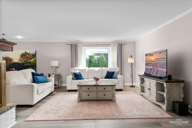 909 S Main Street, Wheaton, IL 60189