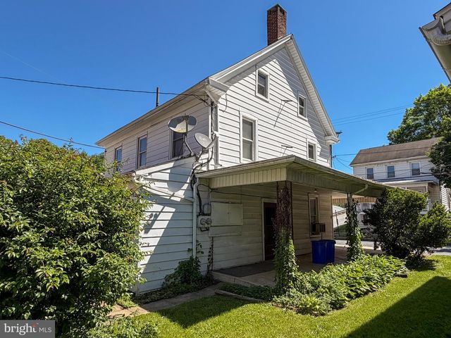 9 MANCHESTER ST, Glen Rock, PA 17327