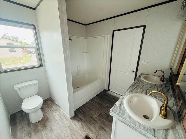 5900 Arrowhead Drive, Granbury, TX 76048