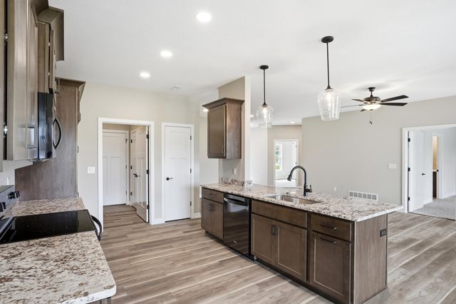 1044 STONEHAVEN DR, Boonville, MO 65233