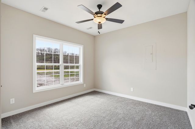 1044 STONEHAVEN DR, Boonville, MO 65233