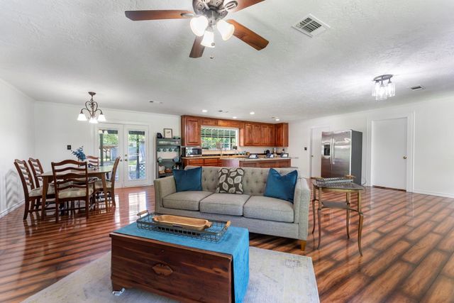 41 Hall Drive N, Montgomery, TX 77316
