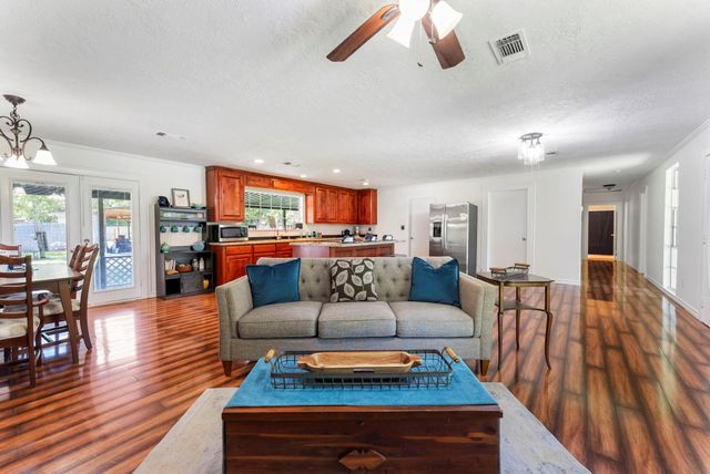41 Hall Drive N, Montgomery, TX 77316