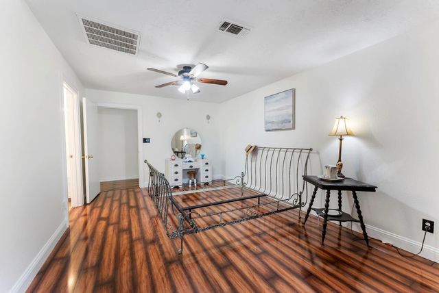 41 Hall Drive N, Montgomery, TX 77316