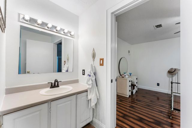 41 Hall Drive N, Montgomery, TX 77316
