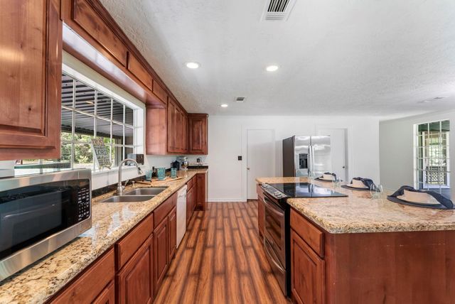 41 Hall Drive N, Montgomery, TX 77316