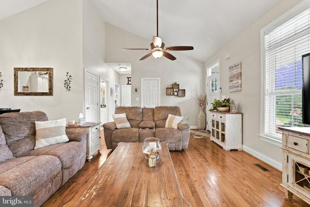 9813 CREST HILL RD, Marshall, VA 20115
