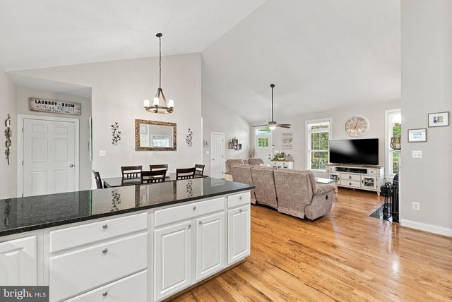 9813 CREST HILL RD, Marshall, VA 20115