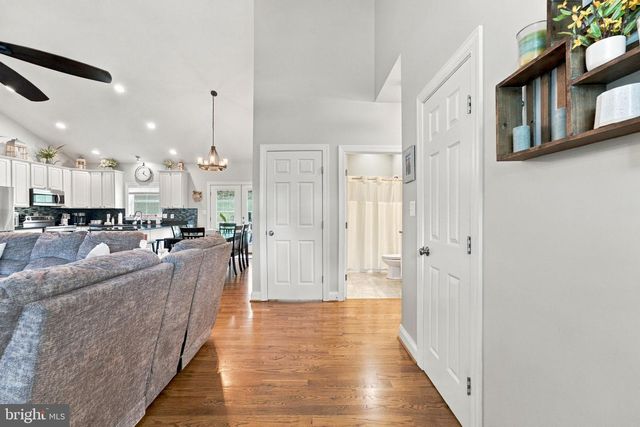 9813 CREST HILL RD, Marshall, VA 20115
