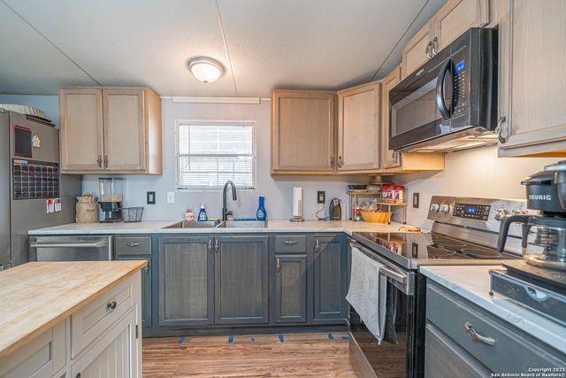 188 Oakview Dr, La Vernia, TX 78121