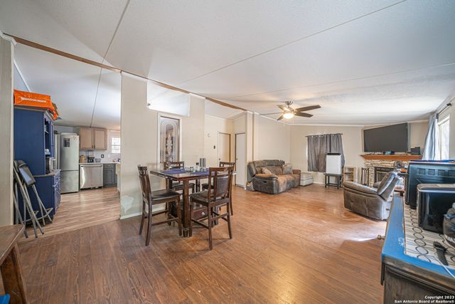 188 Oakview Dr, La Vernia, TX 78121