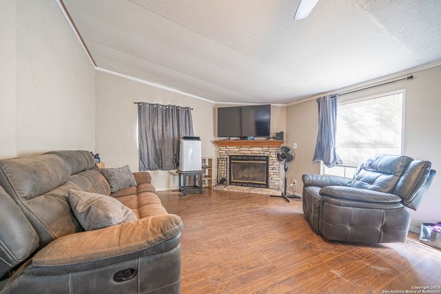 188 Oakview Dr, La Vernia, TX 78121