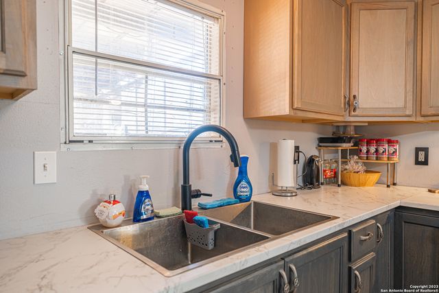 188 Oakview Dr, La Vernia, TX 78121