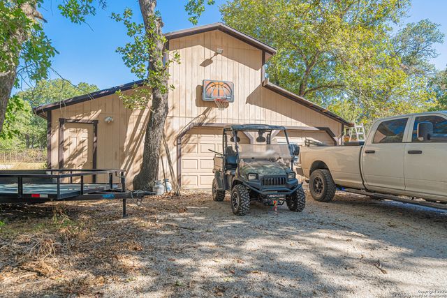 188 Oakview Dr, La Vernia, TX 78121