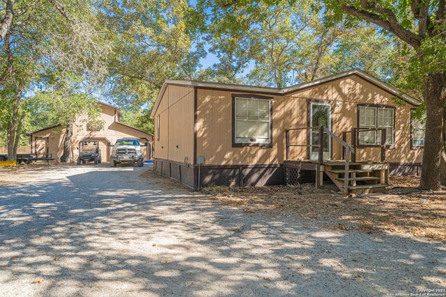 188 Oakview Dr, La Vernia, TX 78121