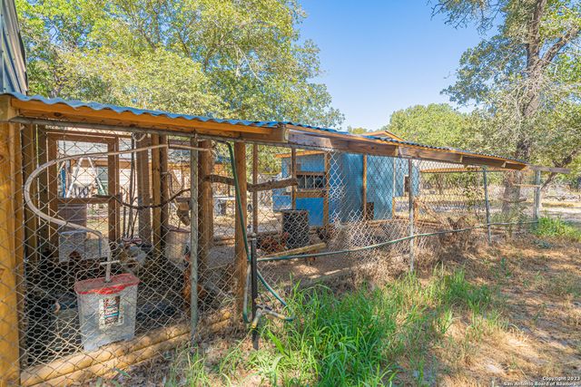188 Oakview Dr, La Vernia, TX 78121