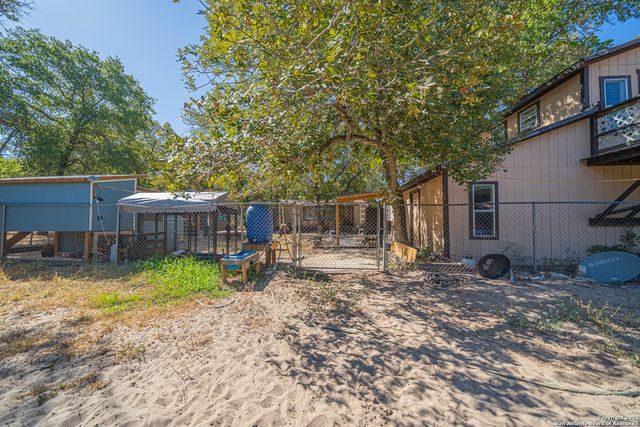 188 Oakview Dr, La Vernia, TX 78121