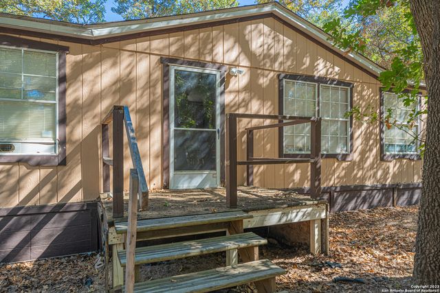 188 Oakview Dr, La Vernia, TX 78121