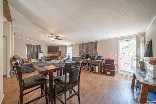 188 Oakview Dr, La Vernia, TX 78121
