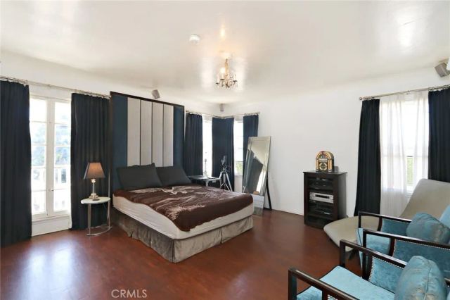 1222 S Cloverdale, Los Angeles, CA 90019
