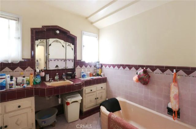1222 S Cloverdale, Los Angeles, CA 90019