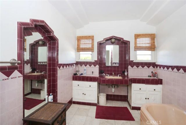 1222 S Cloverdale, Los Angeles, CA 90019