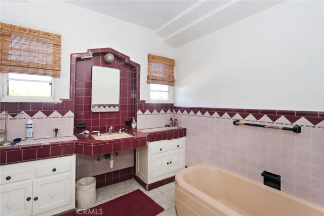 1222 S Cloverdale, Los Angeles, CA 90019