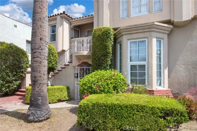 1222 S Cloverdale, Los Angeles, CA 90019