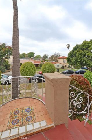 1222 S Cloverdale, Los Angeles, CA 90019