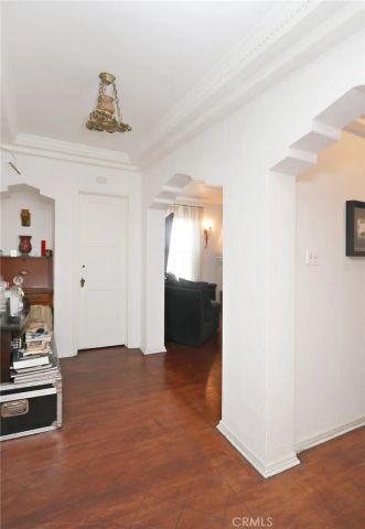 1222 S Cloverdale, Los Angeles, CA 90019