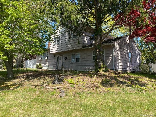 18 Joyce Drive, Riverhead, NY 11901
