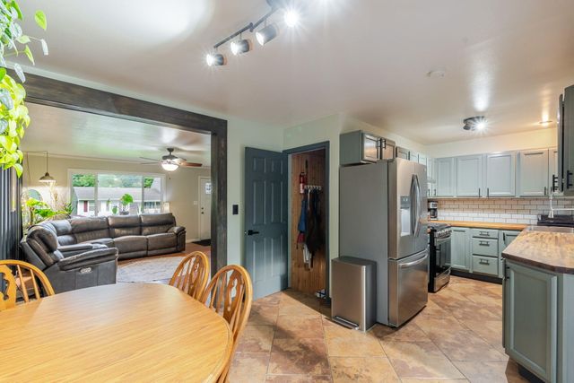 616 S 20th Street, Chesterton, IN 46304
