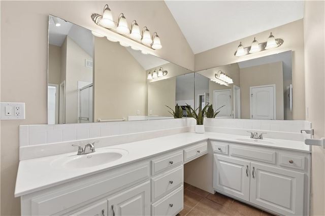 3916 SW Granite Lane, Lee's Summit, MO 64082