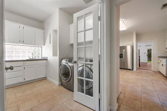 6 Sunview RD, The Hills, TX 78738