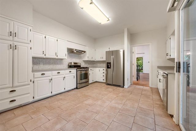 6 Sunview RD, The Hills, TX 78738