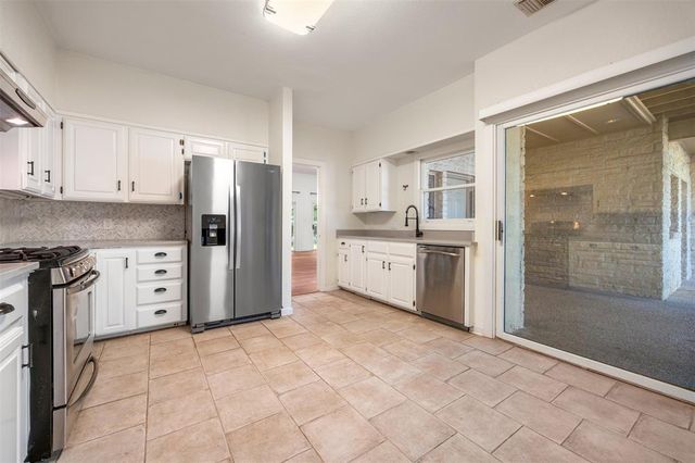 6 Sunview RD, The Hills, TX 78738