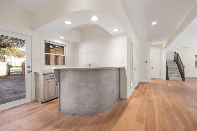 6 Sunview RD, The Hills, TX 78738