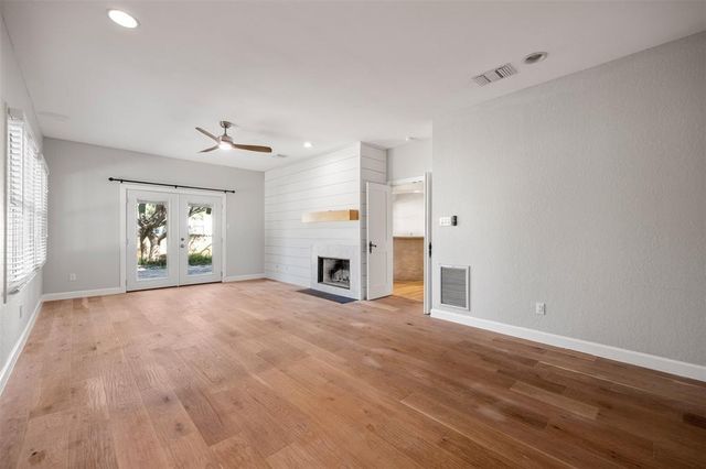 6 Sunview RD, The Hills, TX 78738