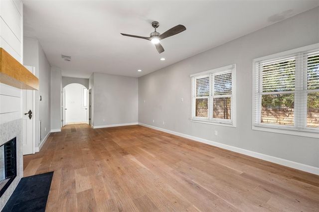 6 Sunview RD, The Hills, TX 78738