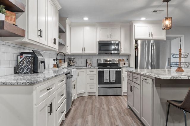 1002 W Elizabeth Drive, Robinson, TX 76706