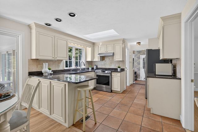 132 Brentwood Cir, North Andover, MA 01845
