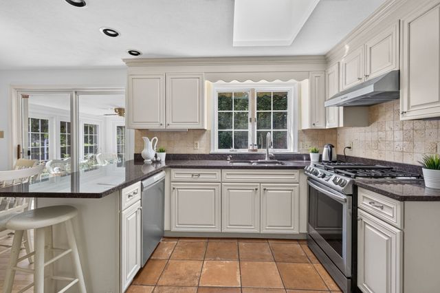 132 Brentwood Cir, North Andover, MA 01845