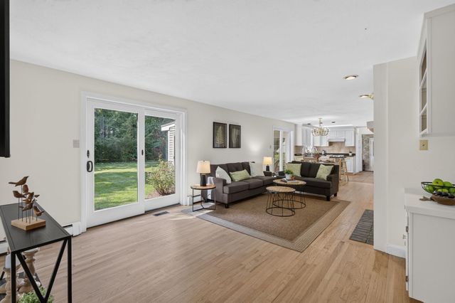 132 Brentwood Cir, North Andover, MA 01845